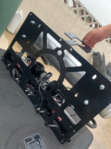 W211 Package tray mount